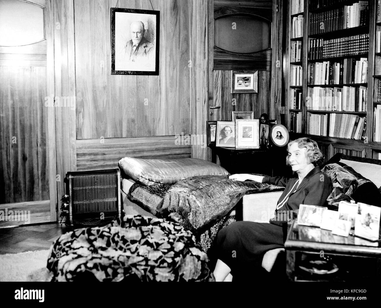Prinzessin Marie Bonaparte (1882-1962) Ehefrau von Prinz Georg von Griechenland und Tochter von Prinz Roland Bonaparte. Zu Hause, Spotini Straße in Paris 1956 Taponier Foto Taponier Photo12.com - Coll. Stockfoto