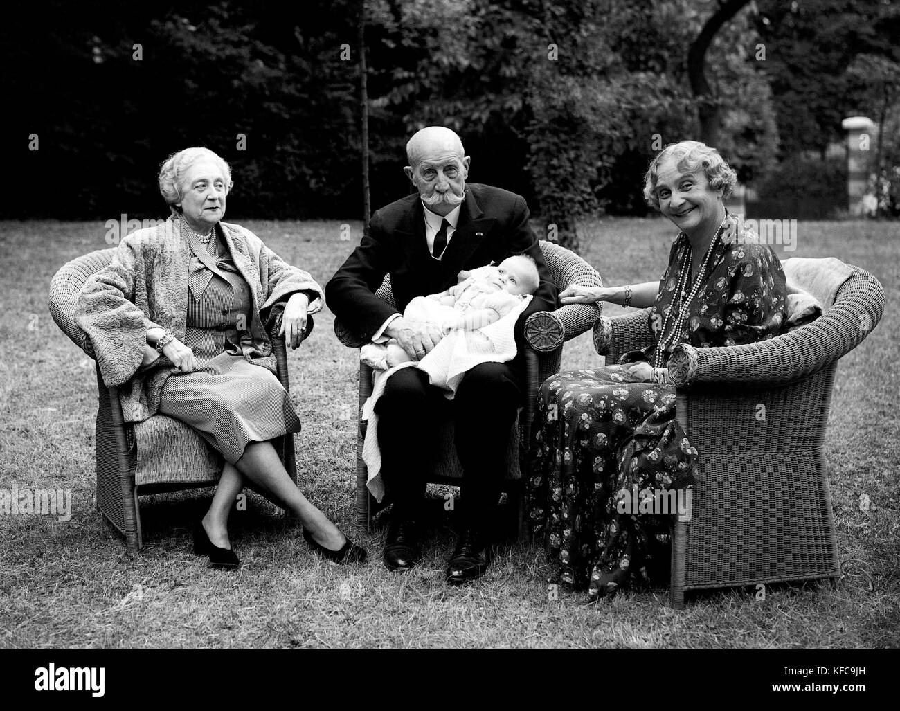 Prinz Georg von Griechenland et Dänemarks (1869-1957) und seine Frau Prinzessin Marie Bonapart (1882-1962) mit Prinzessin Marguerite von Borbon-Parm und der junge Prinz Karl Alexander von Tour und Taxis 1953 Taponier Photo12.com - Coll. Stockfoto