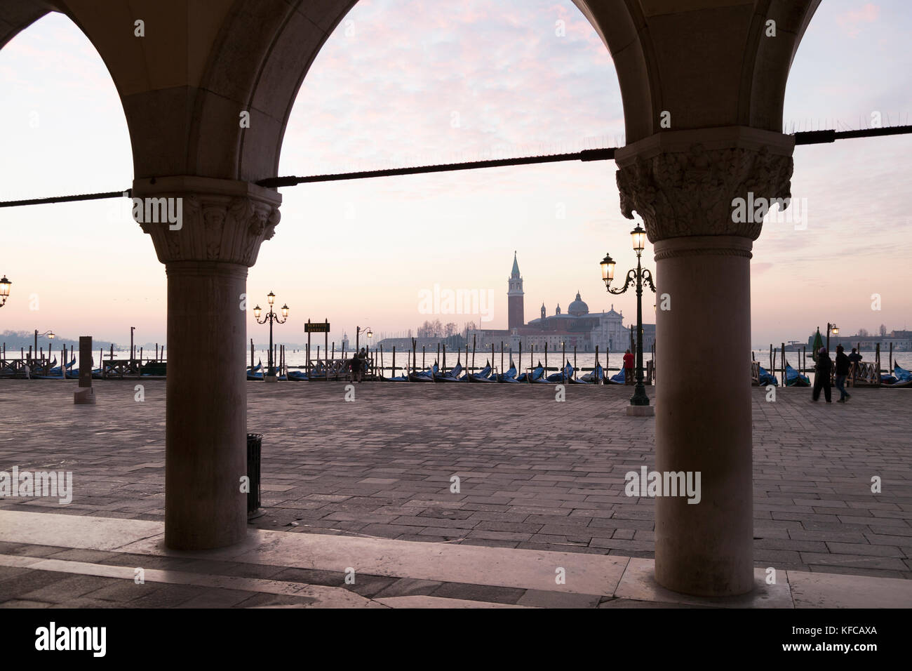 Italien, Venedig. Ein Blick auf die Spalte der Doge's Palace an der Piazza San Marco. Die Insel San Giorgio Maggiore können in der Ferne zu sehen ist, dominiert Stockfoto