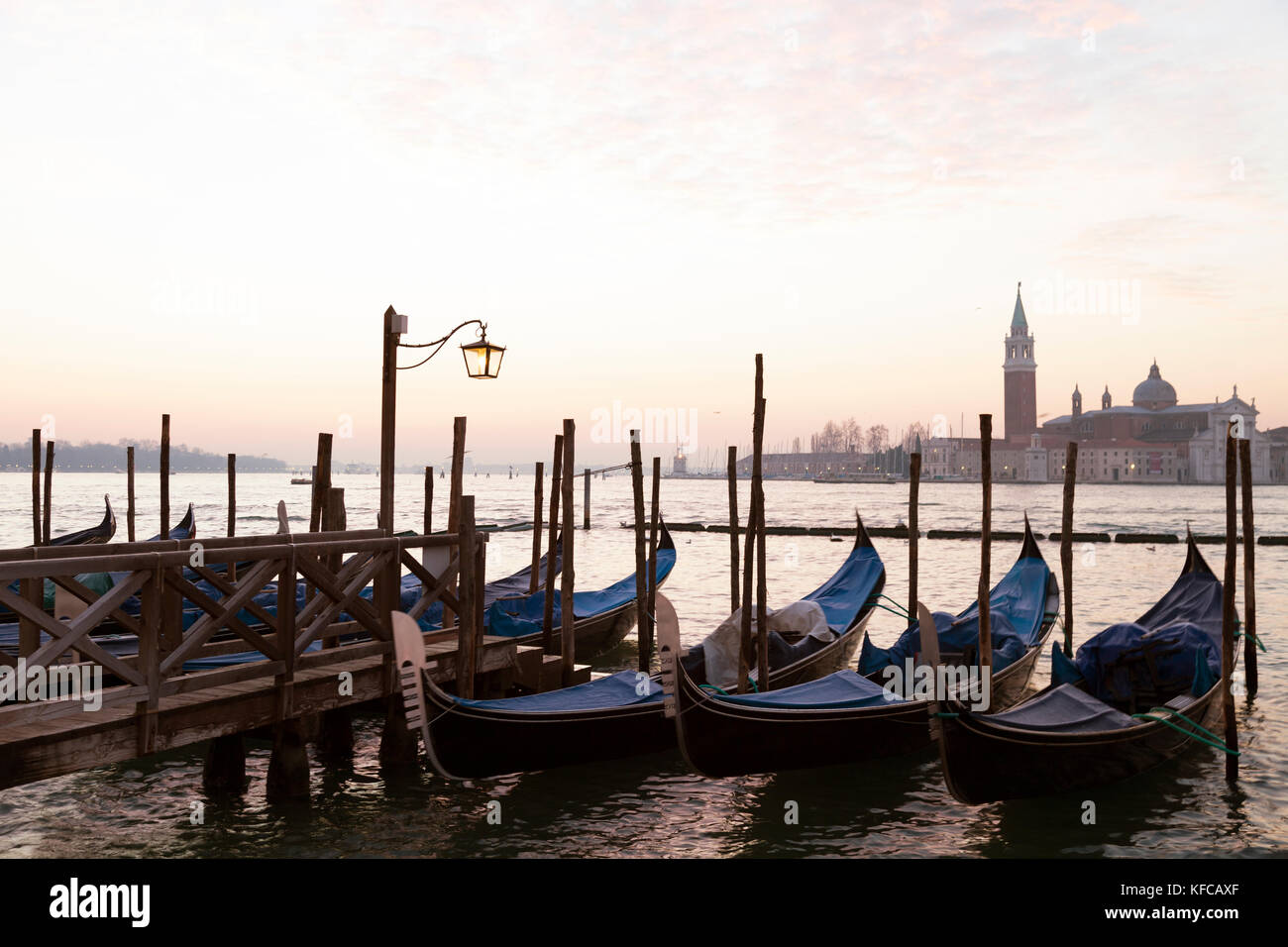 Italien, Venedig. Ein Blick auf die Gondel in das Dock an der Piazza San Marco. Die Insel San Giorgio Maggiore können in der Ferne zu sehen ist, die von den Beherrschten Stockfoto