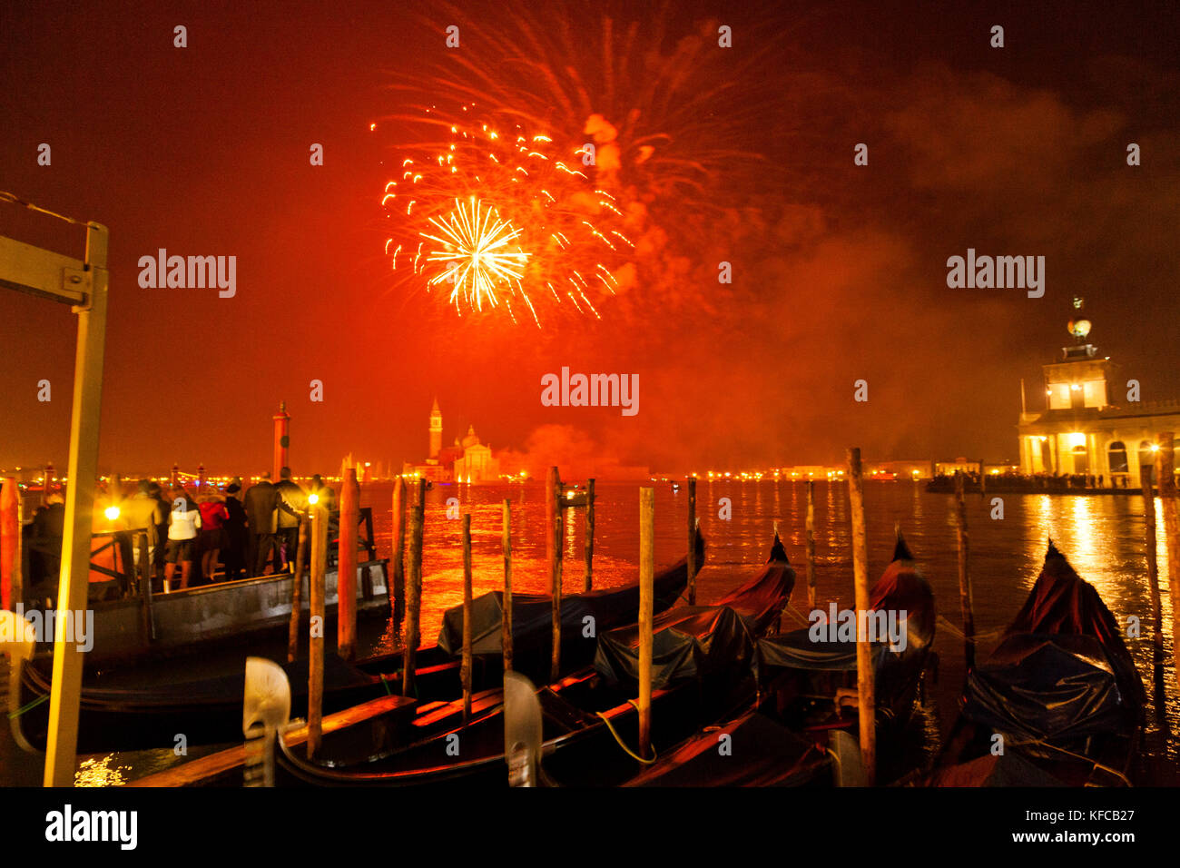 Italien, Venedig. Silvester Feuerwerk über den Canale Grande und die Insel  San Giorgio Maggiore in der Ferne Stockfotografie - Alamy