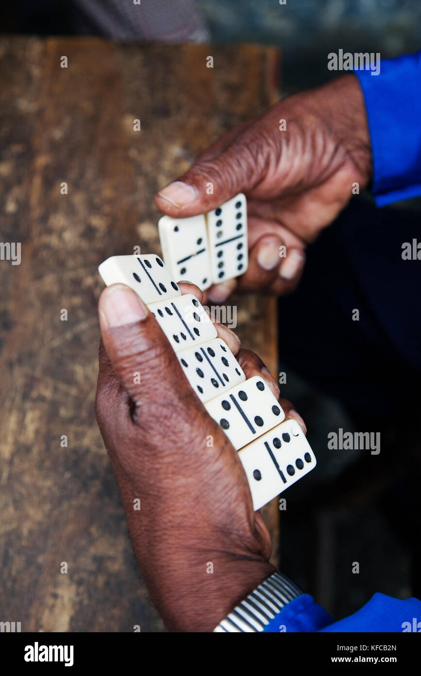Jamaika Port Antonio. Joseph "Pulver" Bennett und Derrick 'Johnny' Henry Der Mento Band, The Jolly Boys Domino spielen an der Weide Wind Bar. Stockfoto