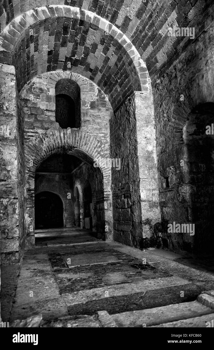 Innenraum der Kirche des heiligen Nikolaus in Demre, Türkei. Schwarzweiß-Foto. Ohne Menschen Stockfoto