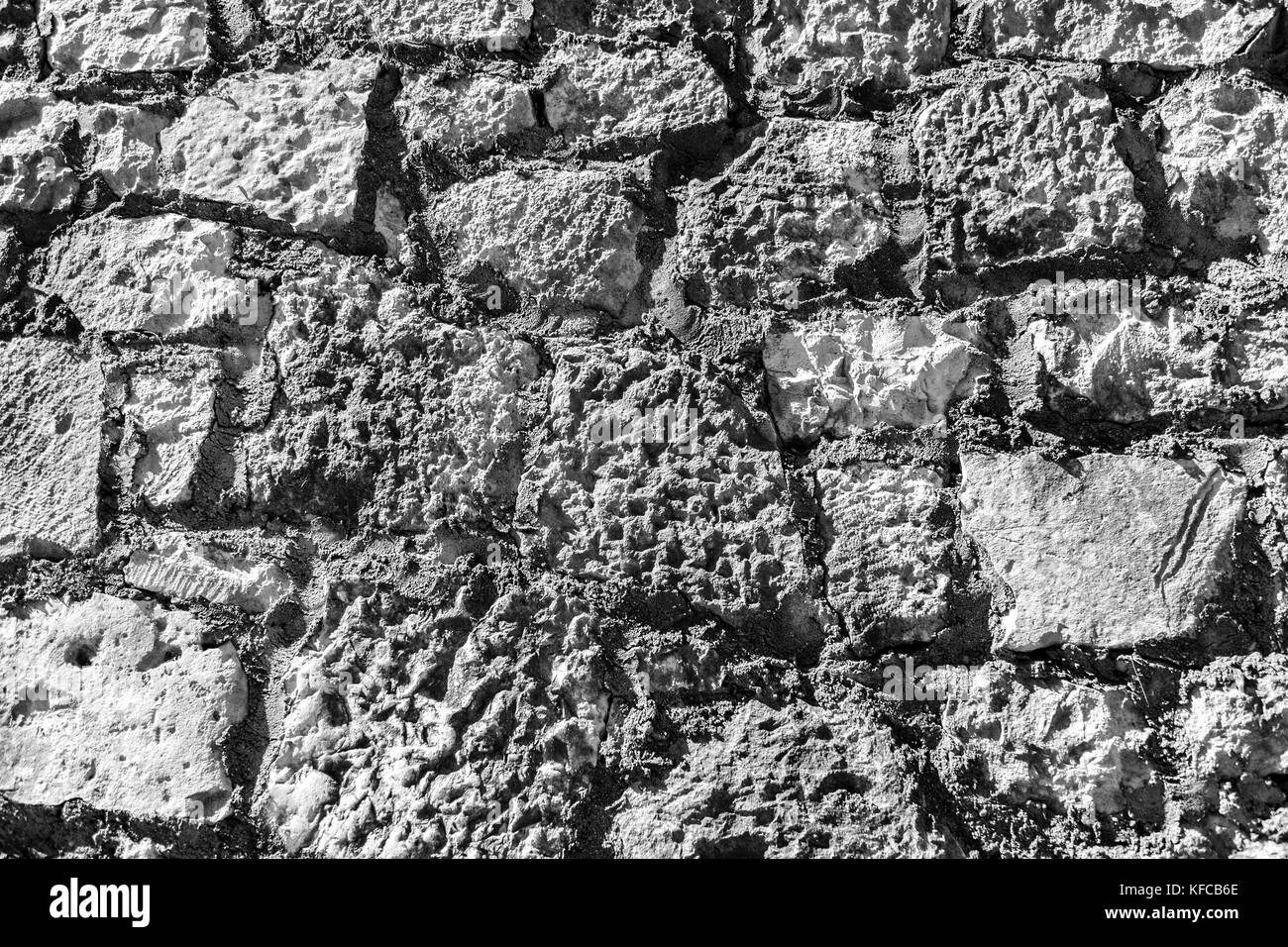 Wand aus Steinen in verschiedenen Formen und Größen. Hintergrund Stockfoto