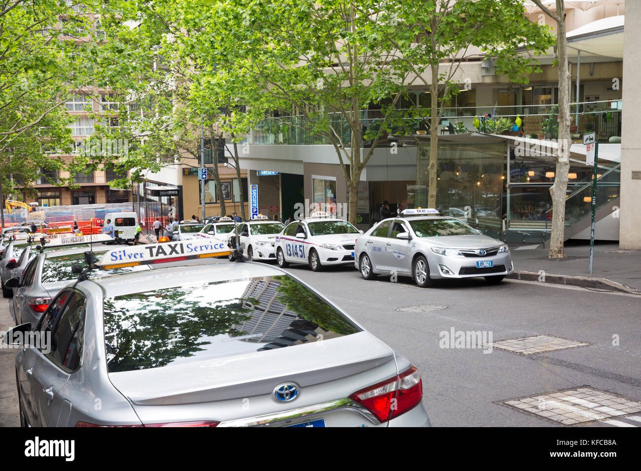 Lizenzierte Taxis Autos Warteschlange für Passagiere, Kunden in die Innenstadt von Sydney, Australien Stockfoto