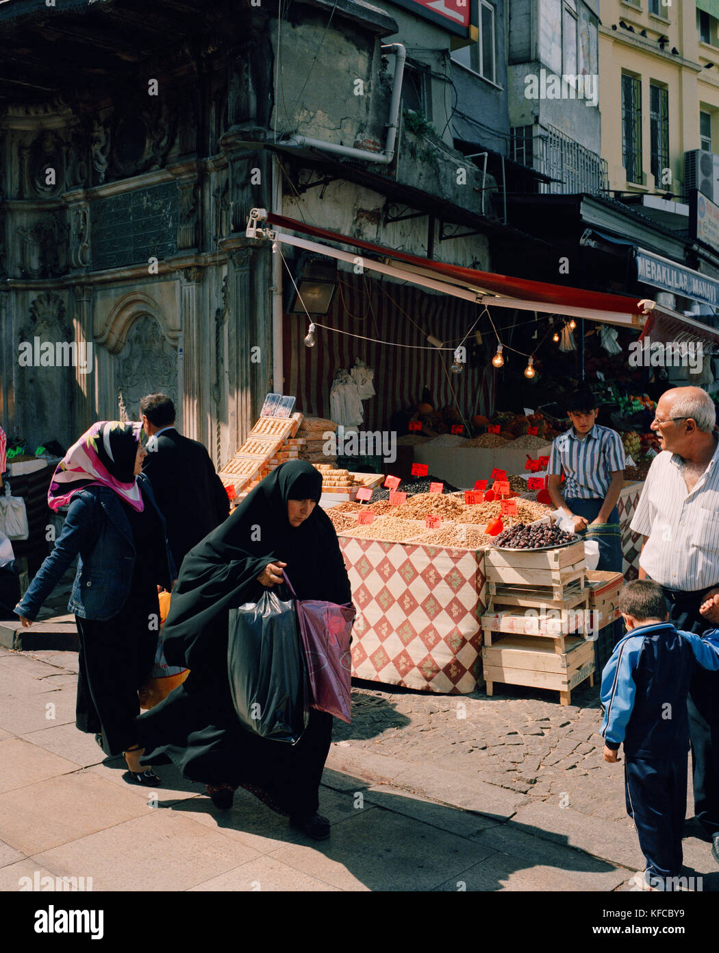 Türkei, Istanbul, Menschen in traditioneller Kleidung an Gewürze Basar Stockfoto