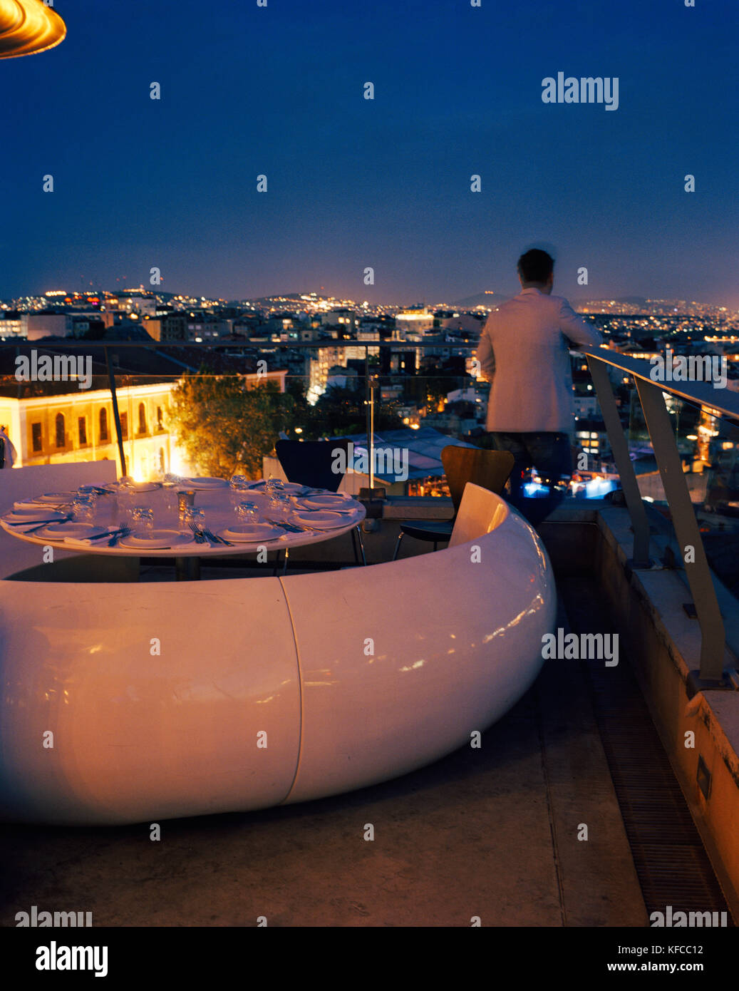 Türkei, Istanbul, Rückansicht der Mann auf dem Dach von 360 Restaurant Stockfoto