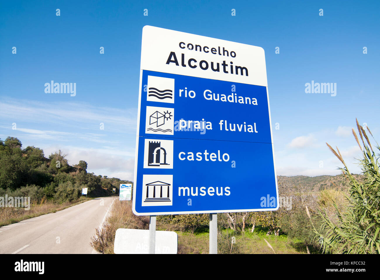 Straßenzeichen an der Landstraße, die nach Alcoutim führt und auf die lokalen Sehenswürdigkeiten hinweist Stockfoto