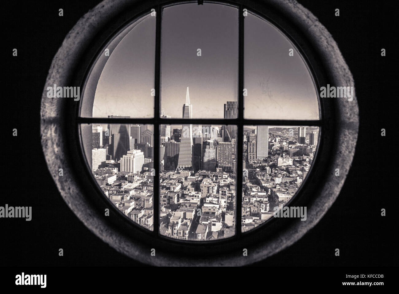 Usa, Kalifornien, San Francisco, Blick auf die transamerica Building von Coit Tower (b&w) Stockfoto