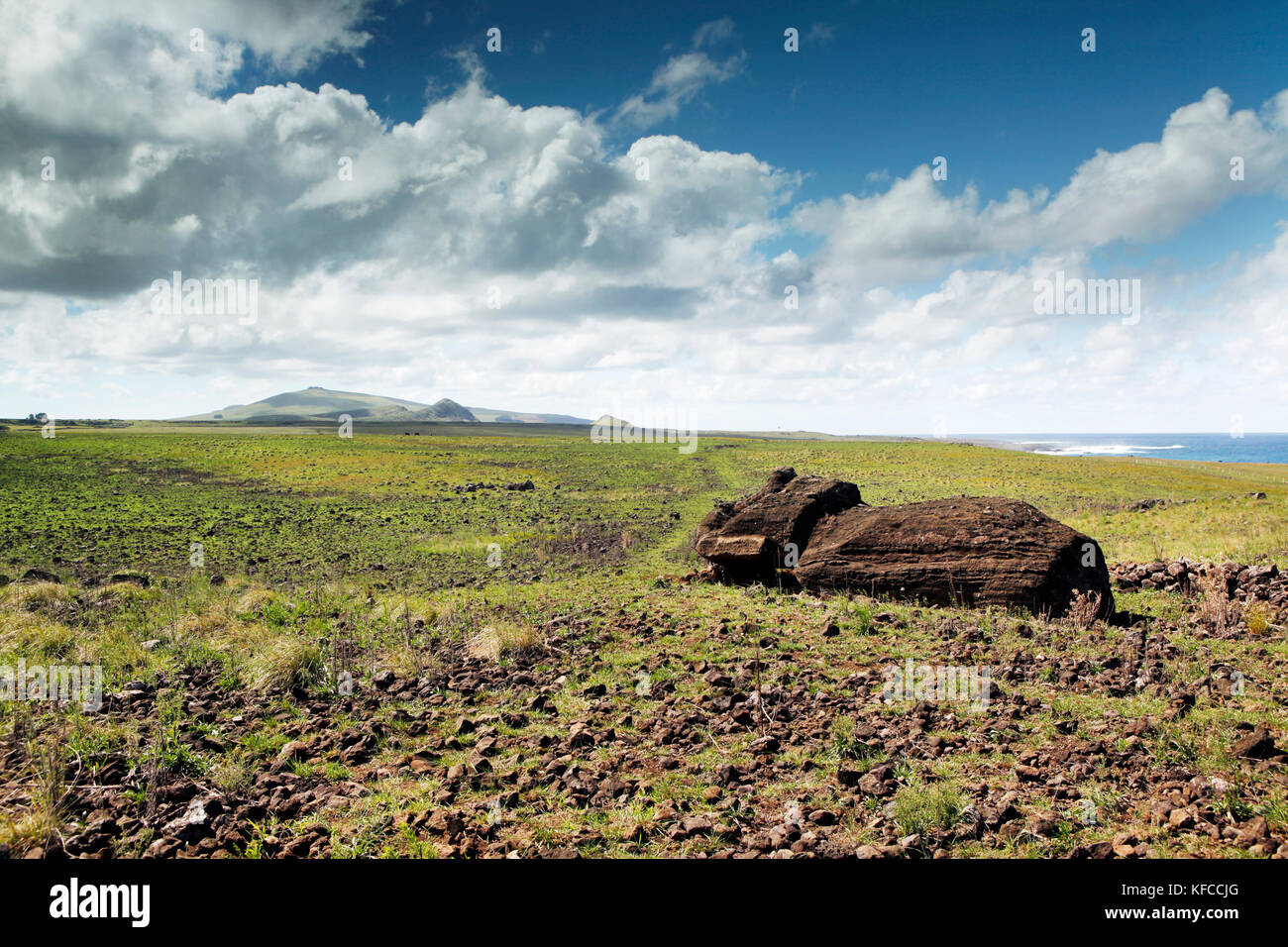 Easter Island, Chile, Isla de Pascua, Rapa Nui, o marari, der Bereich, in dem mehrere Gefallene moai legen mit der Steinbruch in der Ferne zu sehen Stockfoto