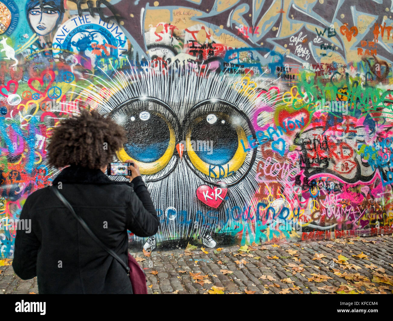 Die Prager John Lennon Mauer seit den 80er Jahren mit John Lennon gefüllt ist - inspiriert von Graffiti Stockfoto