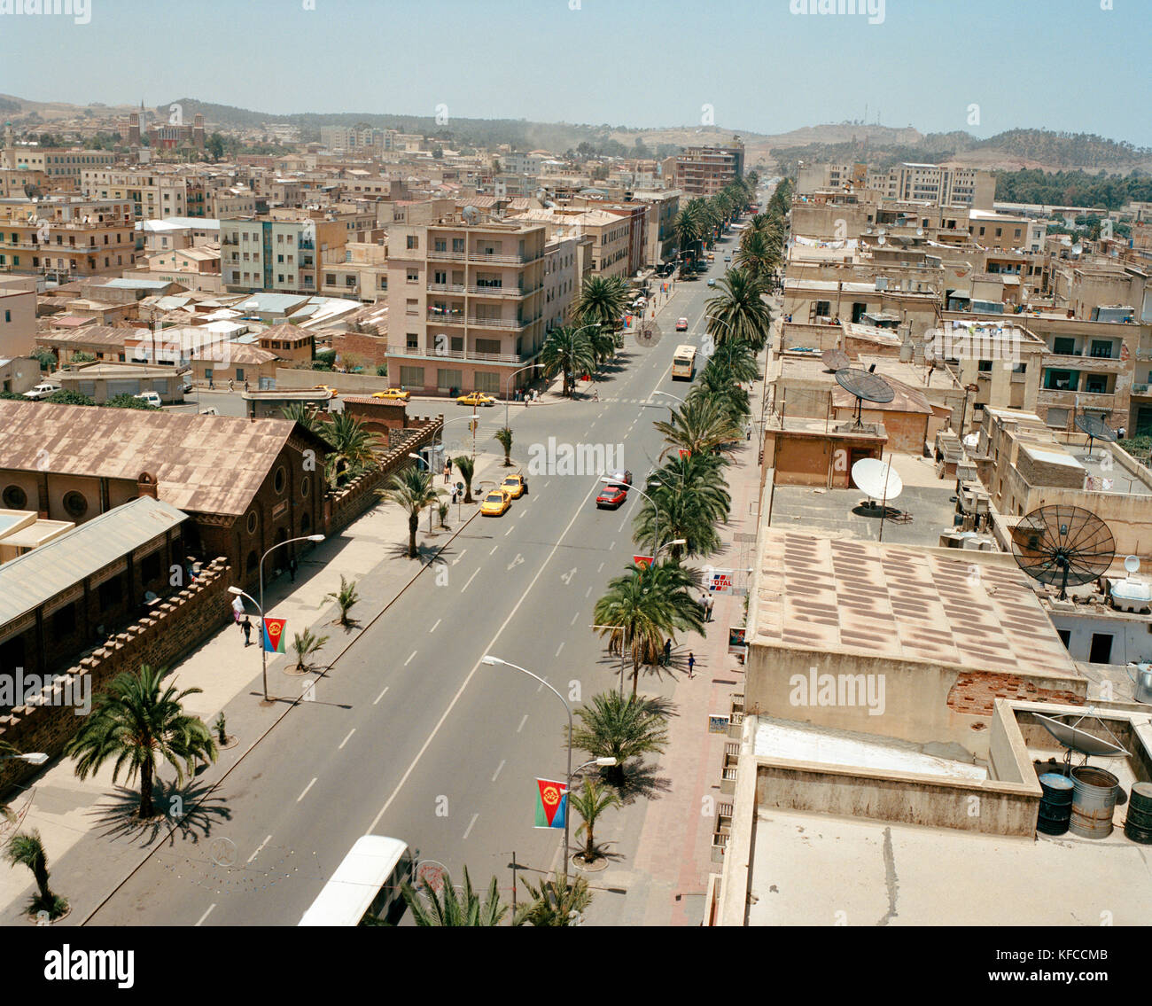 Eritrea, Asmara, Erhöhte Ansicht von Asmara aus dem lateinischen Kathedrale auf Befreiung Avenue Stockfoto