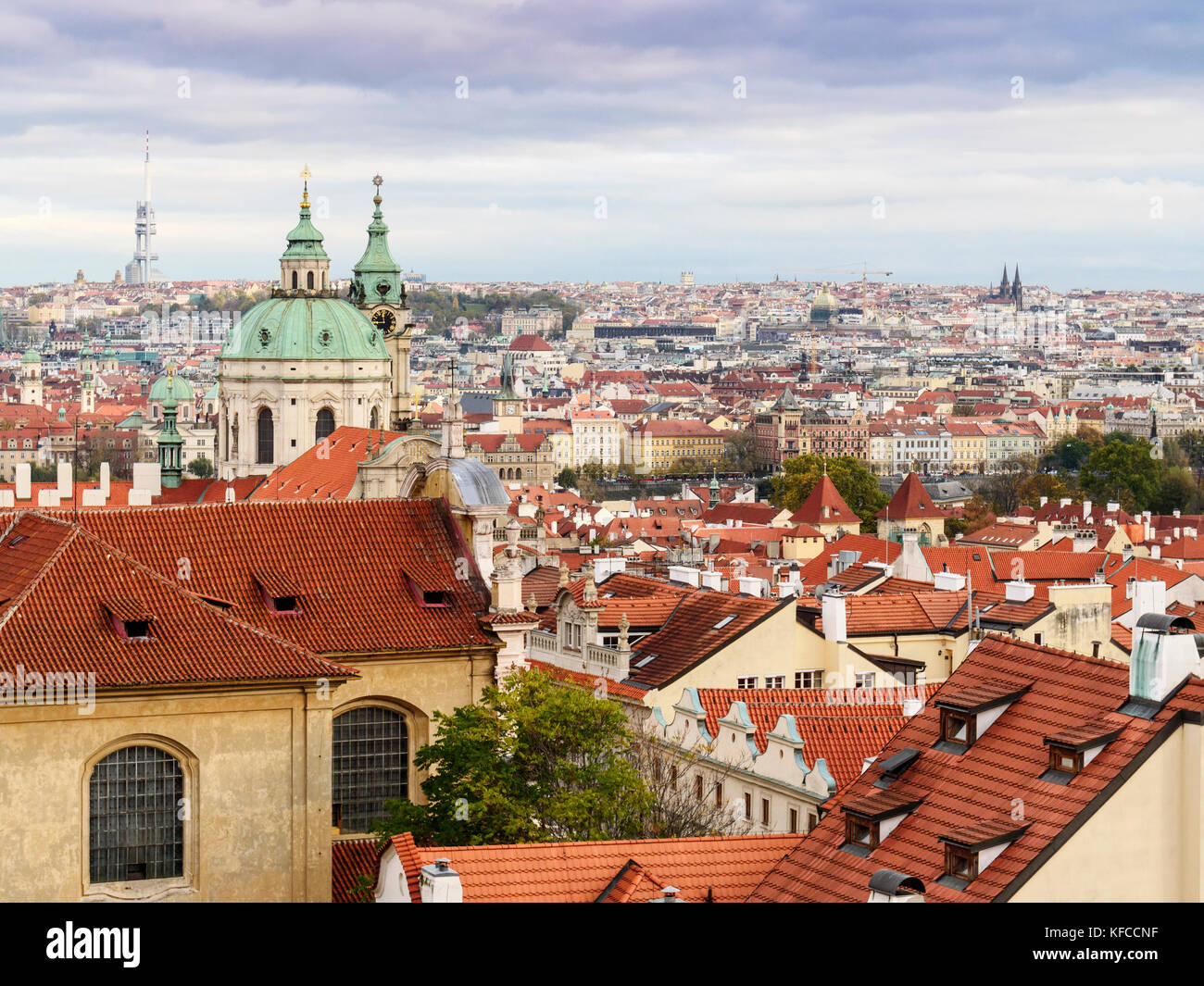 Stadt Prag an einem bewölkten Tag Stockfoto