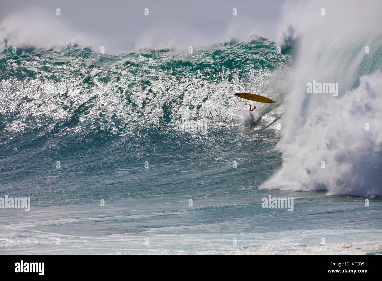 Hawaii, Oahu, North Shore, Eddie Aikau, 2016, Surfer tilgt in der Eddie Aikau Big Wave surfen 2016 Wettbewerb, Waimea Bay Stockfoto