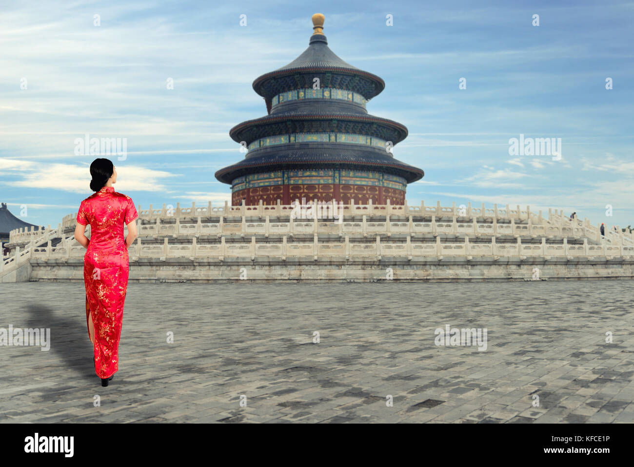 Asiatische junge Frau in alten traditionellen chinesischen Kleidern in der Himmelstempel in Peking, China. Stockfoto