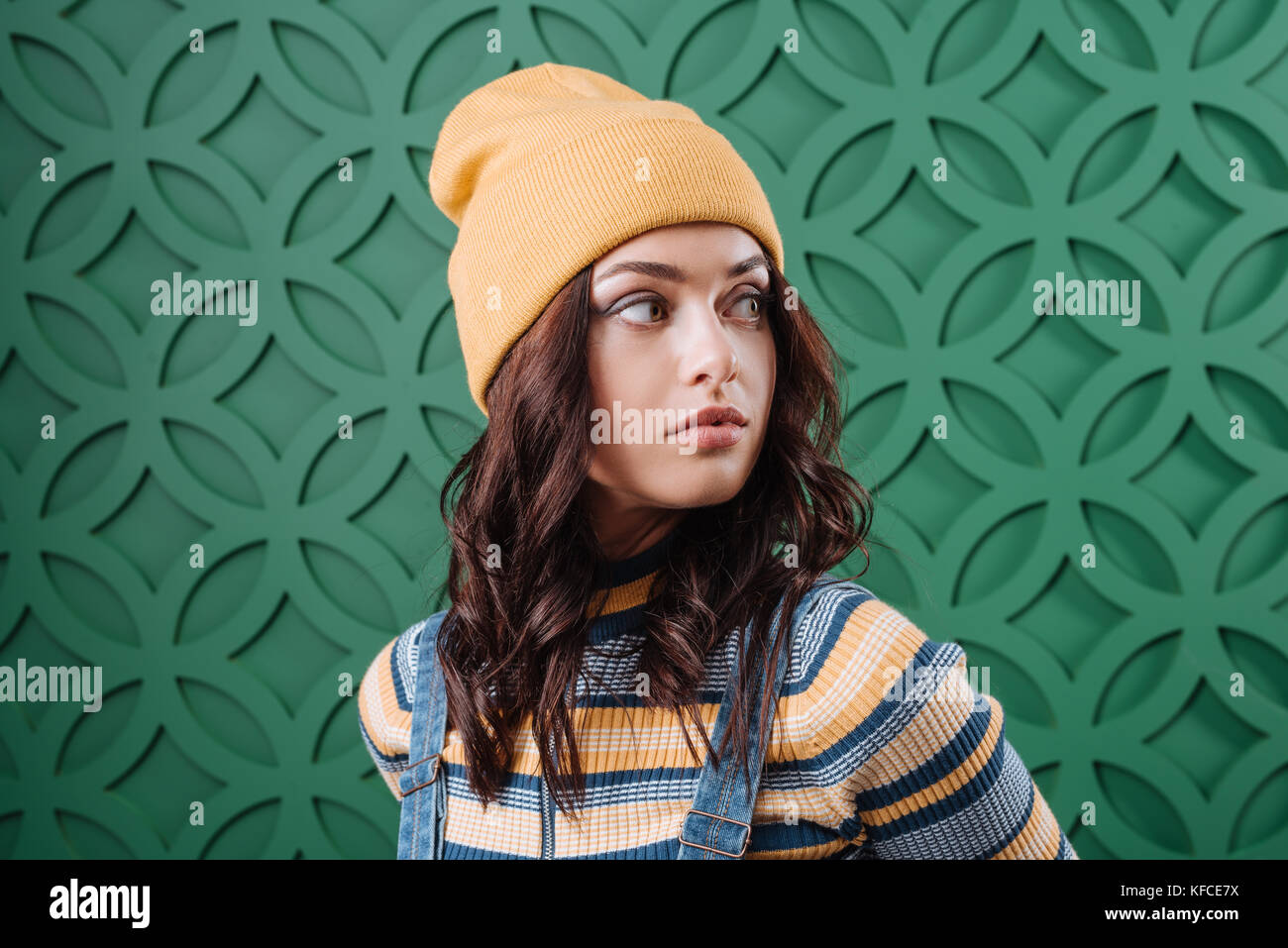 Frau mit Pullover, Hut und Overalls Stockfoto