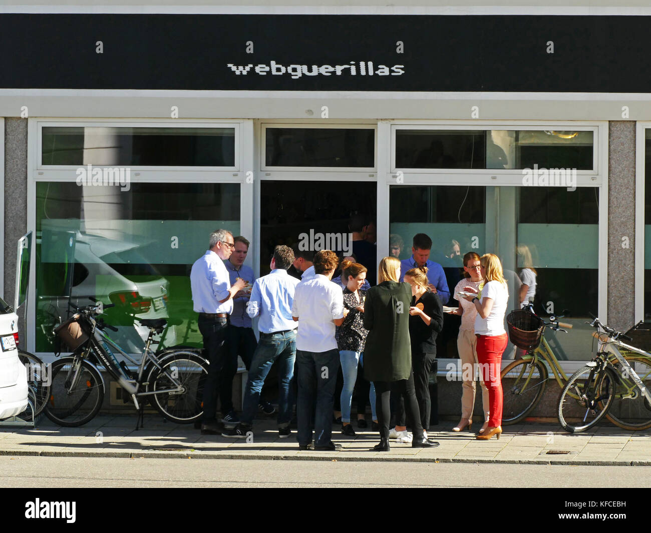 Mitarbeiter im Büro, zu Mittag in der Sonne München Deutschland Europa Stockfoto