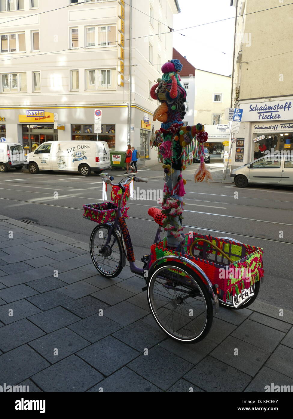 Buntes Dreirad Wollgeschäft in der Innenstadt von München Deutschland Europa Stockfoto