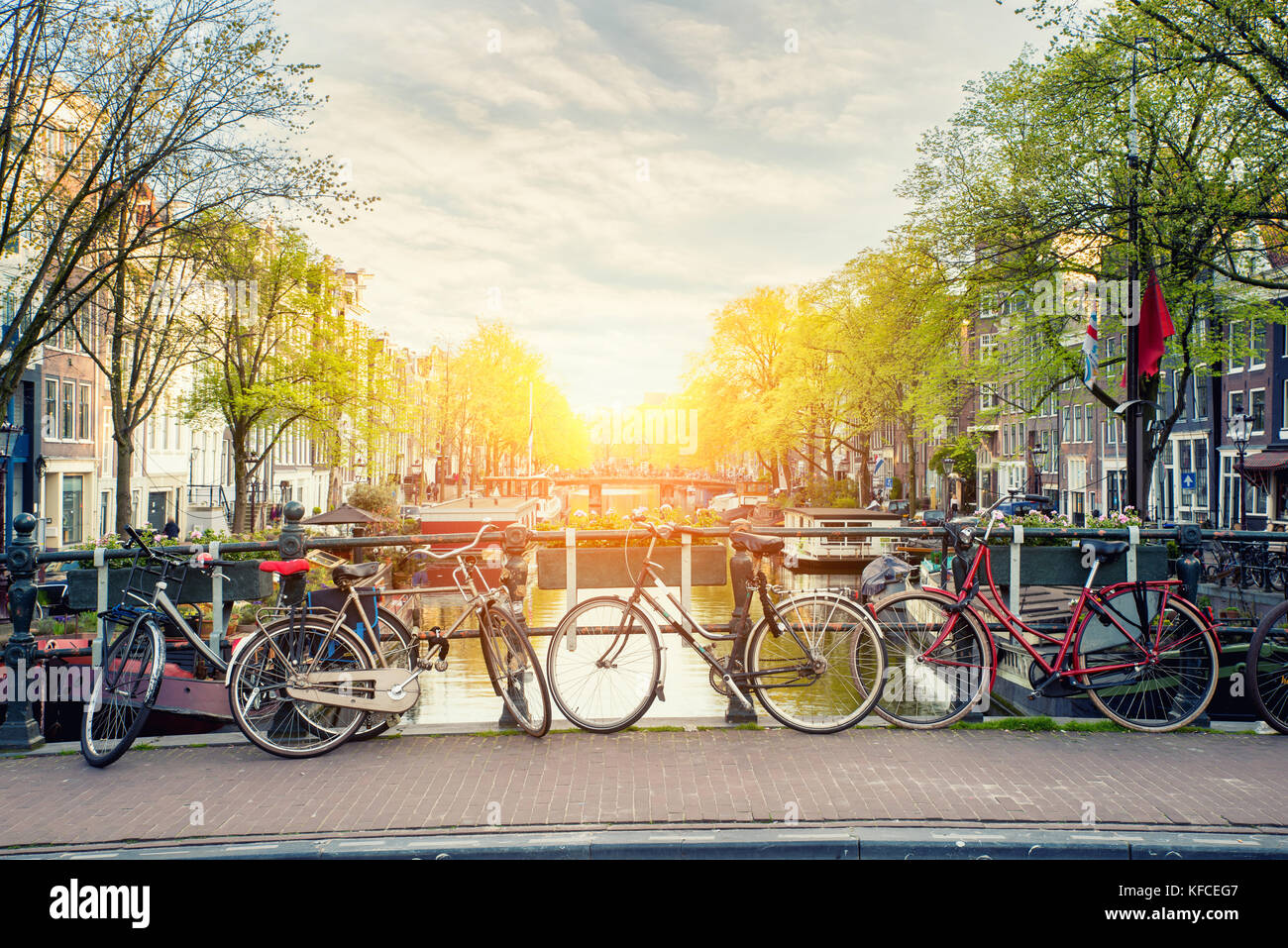 Fahrrad auf der Brücke mit Niederlande traditionelle Häuser und Gracht in Amsterdam in Amsterdam, Niederlande. Stockfoto