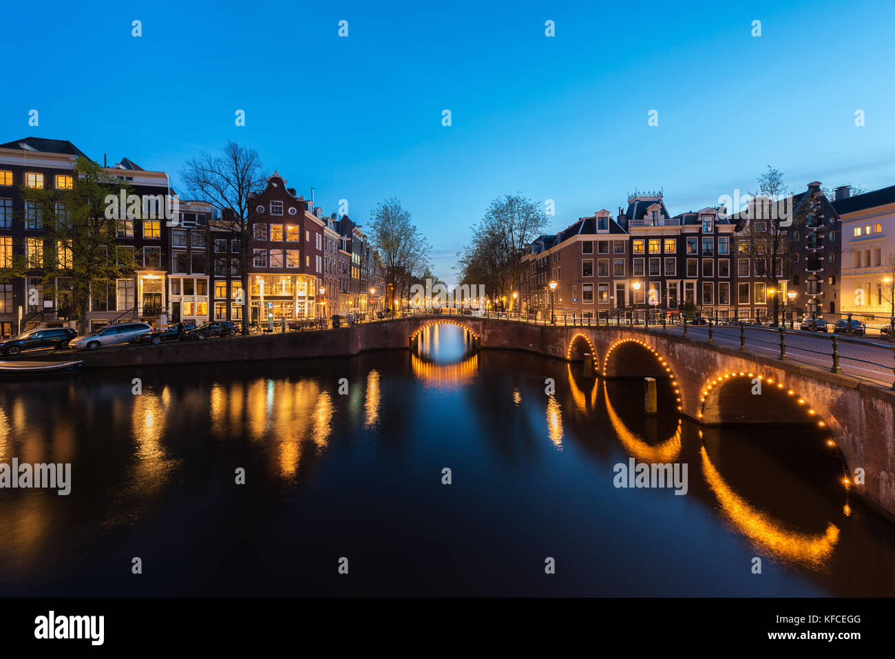 Grachten von Amsterdam bei Nacht. Amsterdam ist die Hauptstadt und die bevölkerungsreichste Stadt der Niederlande. Stockfoto