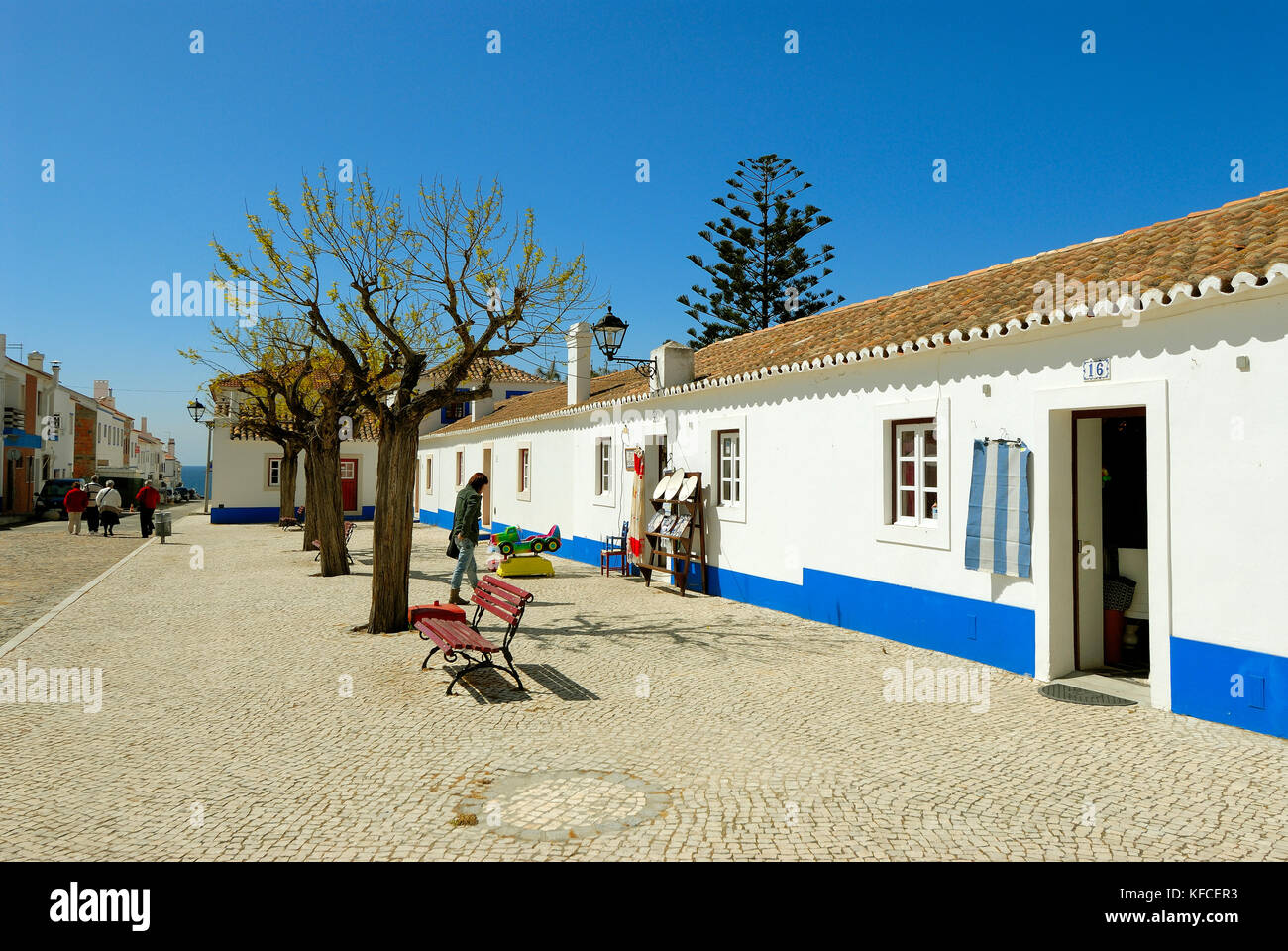 Das traditionelle Dorf Porto Covo mit weißen Häusern, Alentejo, Portugal Stockfoto
