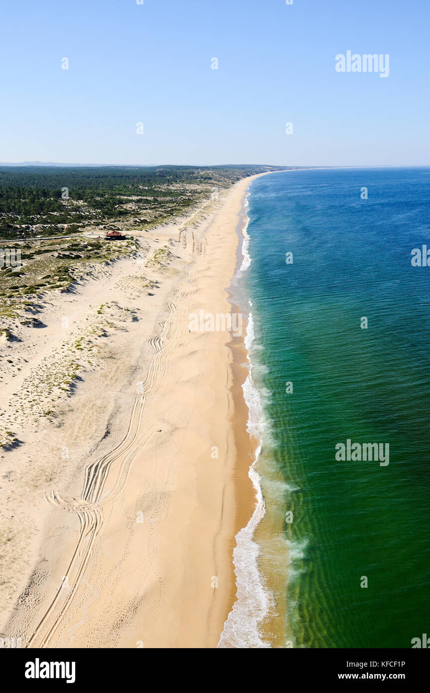 Luftaufnahme der Strände entlang der Küste von Alentejo. Praia do Pego, Comporta, Portugal Stockfoto
