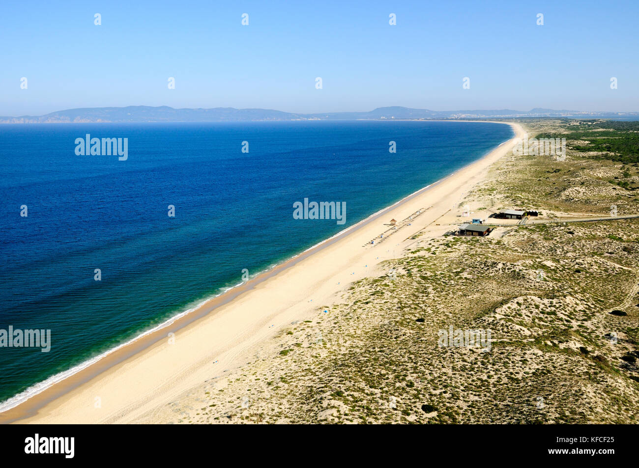 Luftaufnahme der Strände entlang der Küste von Alentejo. Comporta, Portugal Stockfoto