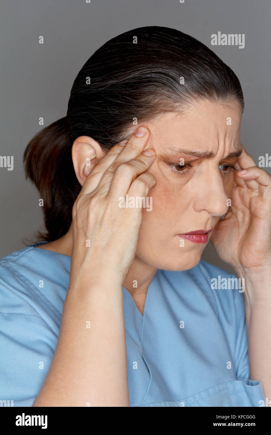 Weibliche Eine Krankenschwester Oder Der Arzt Leiden Unter Einer