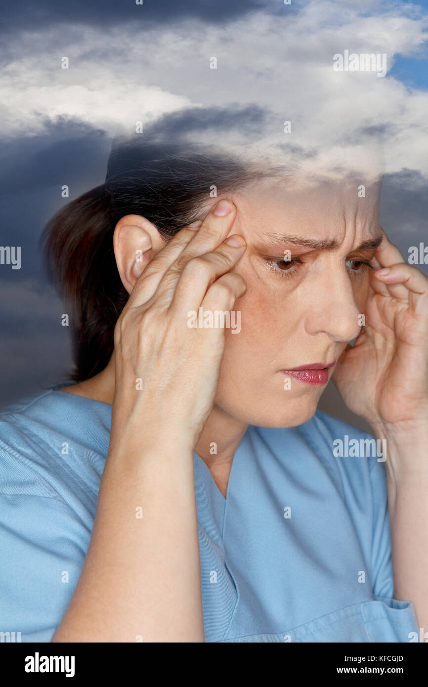 Frau mittleren Alters leiden unter einer akuten Kopfschmerzen oder Migräne durch Sensibilität für Wetter Stockfoto