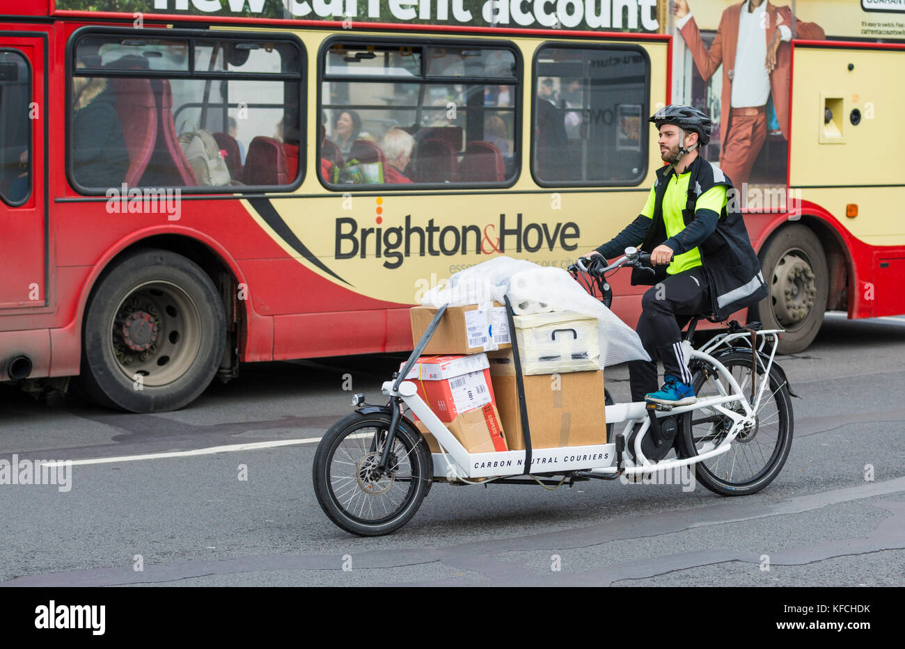 Radfahrer auf ein Pedal powered Lieferfahrzeug für die CO2-neutrale Kuriere Arbeiten, Lieferungen, die in der Stadt in Brighton, East Sussex, England, UK. Stockfoto