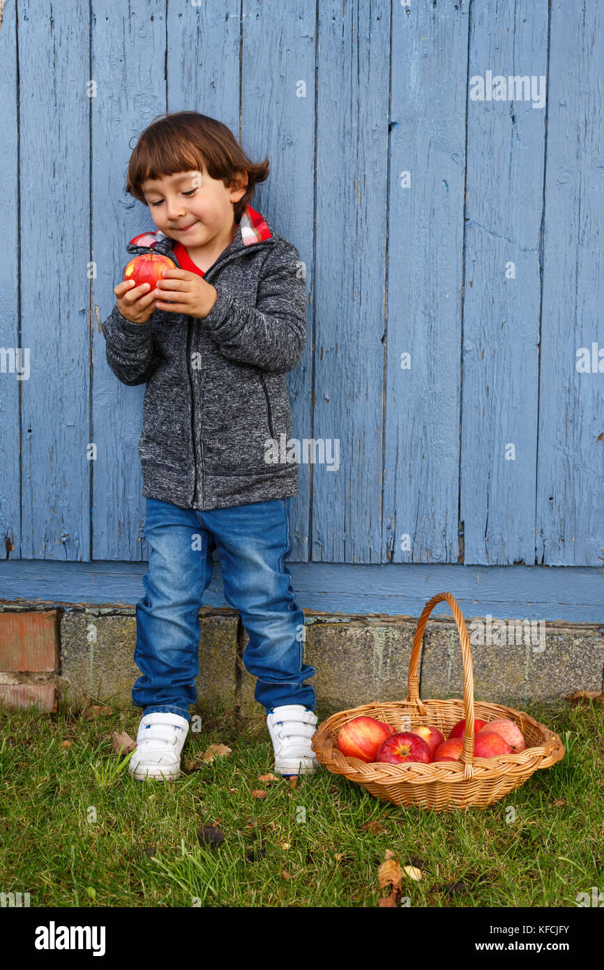 Kind essen Apfel Obst full body Outdoor copyspace Herbst gesund im Freien Stockfoto