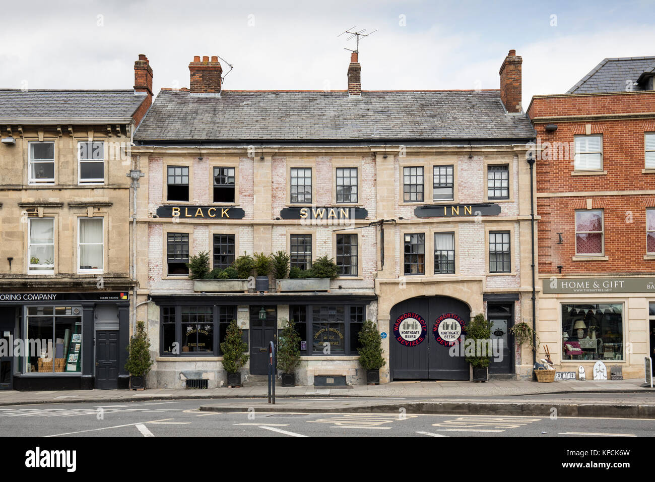 Grade II* denkmalgeschütztes Gebäude The Black Swan Inn ein georgianisches Coaching Inn, Market Place, Devizes, Wiltshire, England, VEREINIGTES KÖNIGREICH Stockfoto