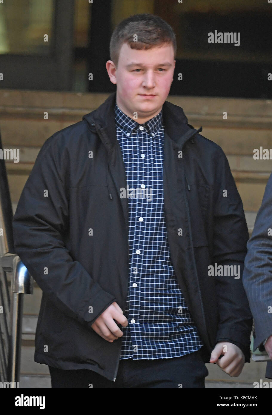 Jack Chappell, 19, kommt am Minshull Street Crown Court in Manchester zu einer Anhörung in seinem Fall an, wo er wegen des Begehens von DDoS-Angriffen (Distributed Denial of Software) auf den Websites mehrerer multinationaler Unternehmen verurteilt werden soll. Stockfoto