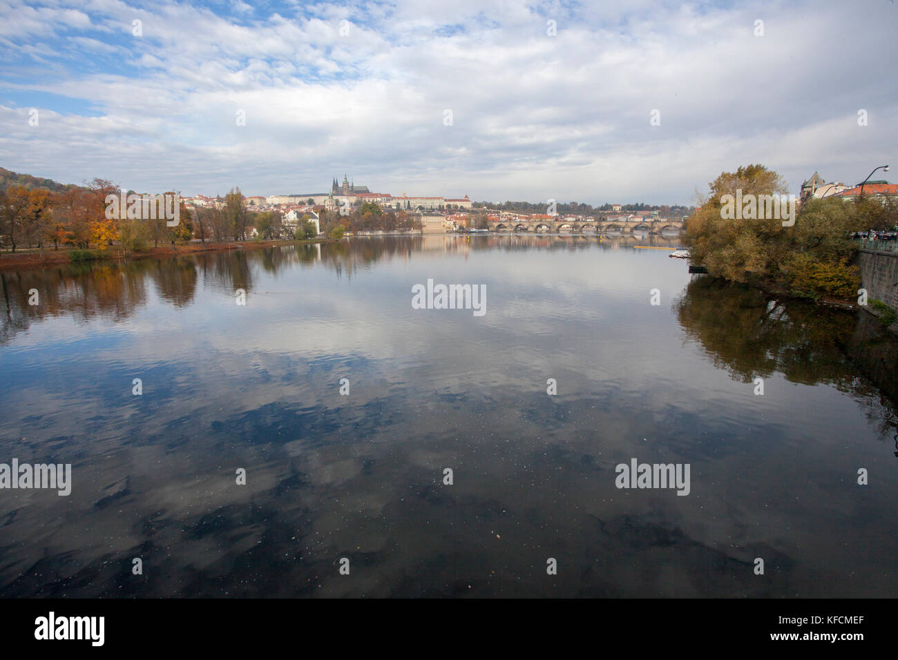 Blick auf Prag von einer Brücke Stockfoto
