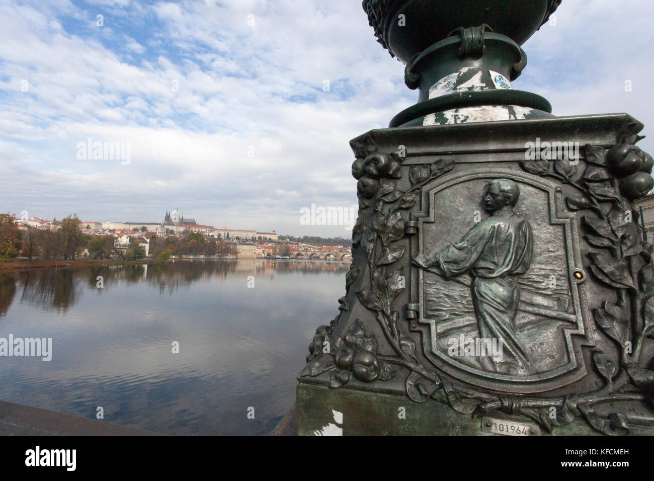 Ansicht von Prag von der Brücke mit Motiv eines Arbeitens Bootsfahrer/Fährmann Stockfoto