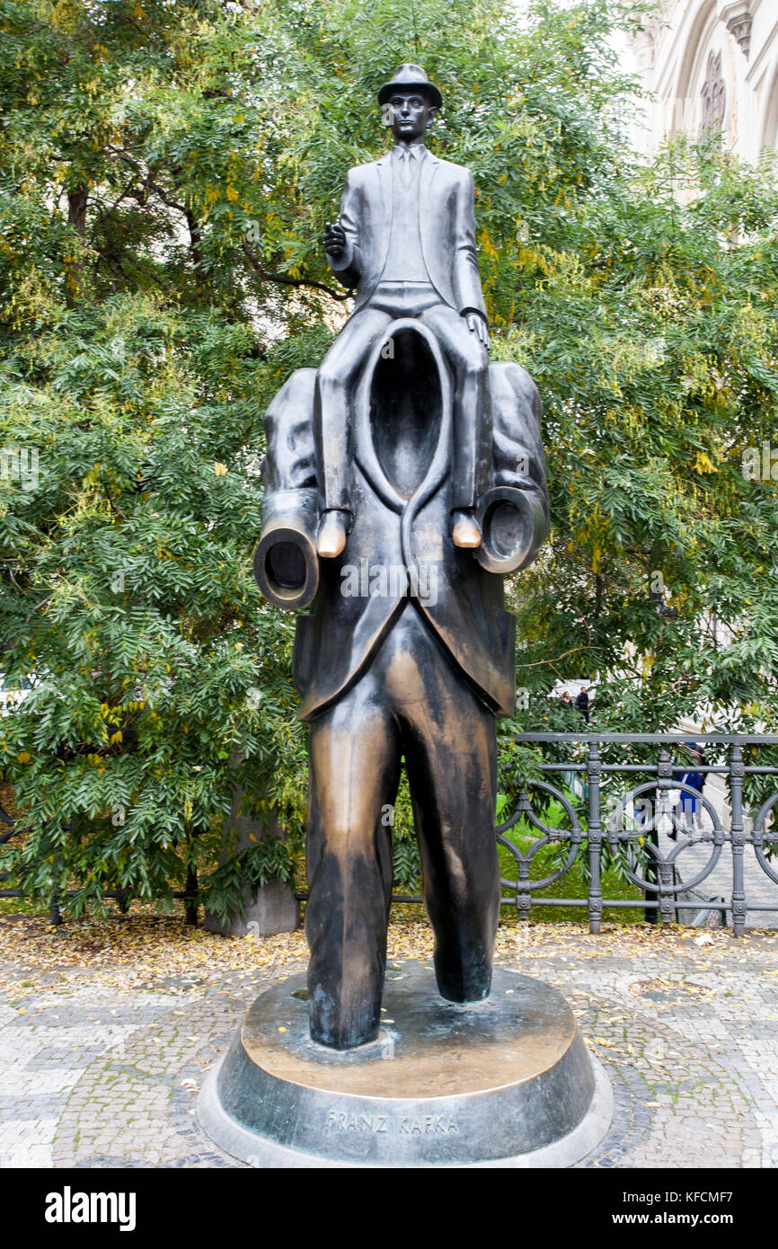 Die Statue von Franz Kafka ist eine Außenskulptur von Jaroslav Róna aus dem Jahr 2003, die in der Vězeňská Straße in Prag, Tschechien, installiert wurde. Stockfoto