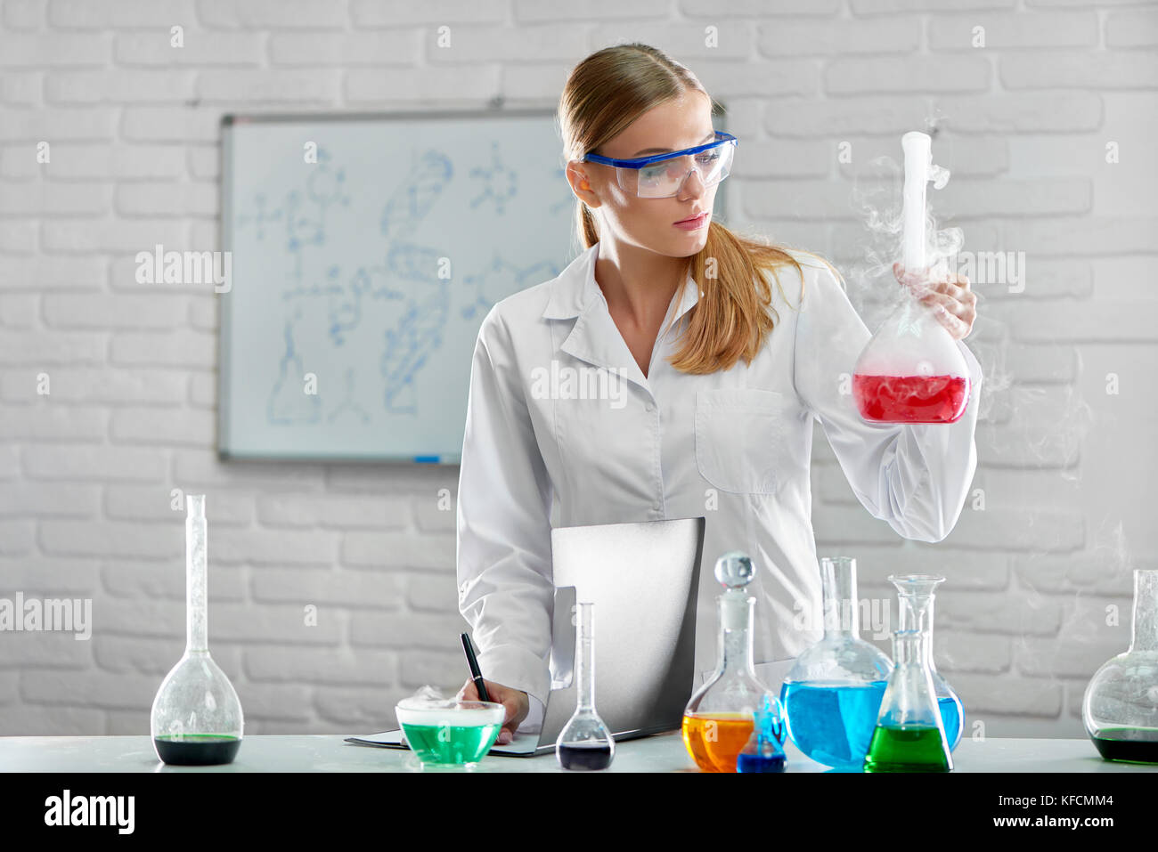 Weibliche Chemiker im Labor arbeiten Stockfoto