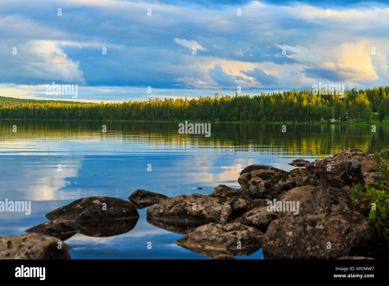 Skandinavische Landschaft See Stein Und Holz Stockfotografie Alamy