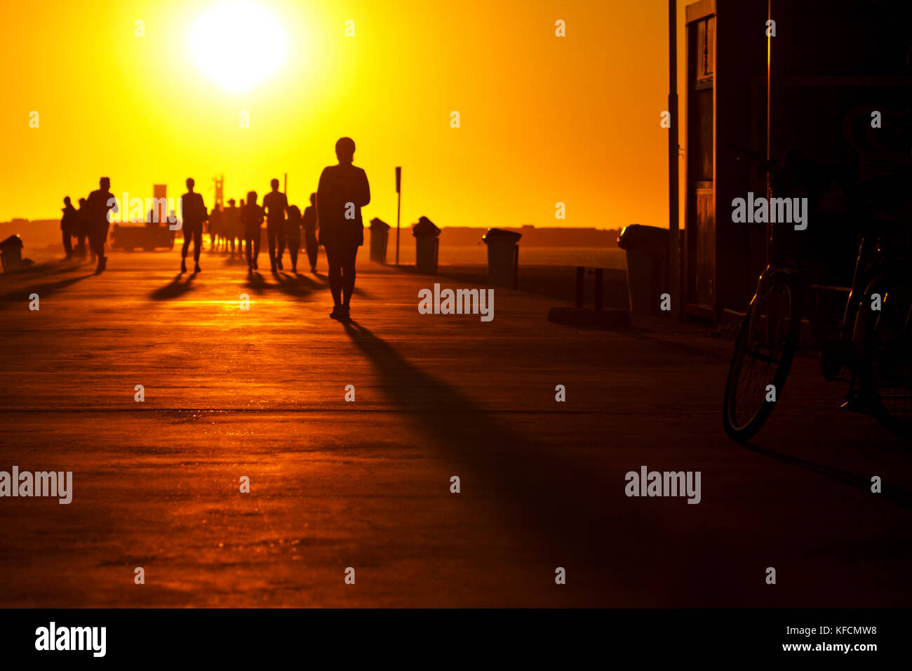 Silhouette einer fragilen Mädchen mit einem großen Schatten Stockfoto