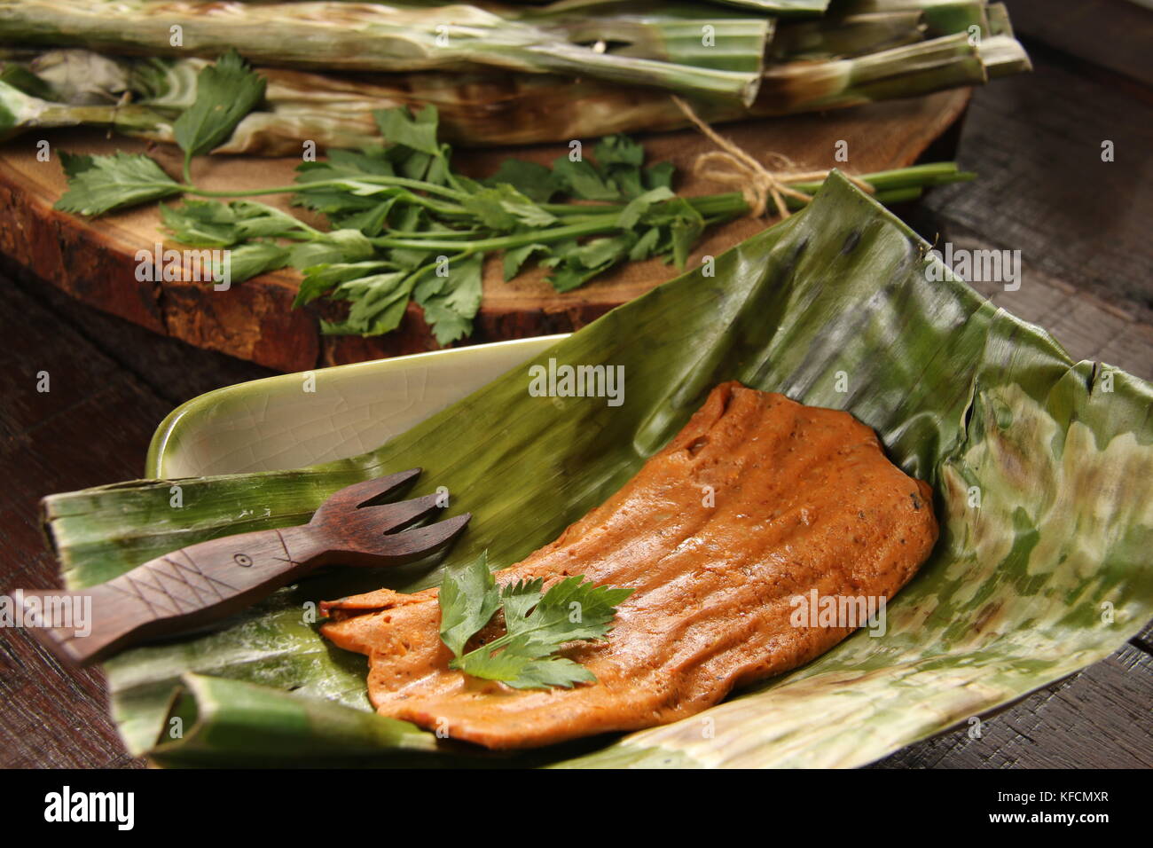 Otah - otah, gegrillten würzigen Kuchen Fisch im Bananenblatt Pakete Stockfoto