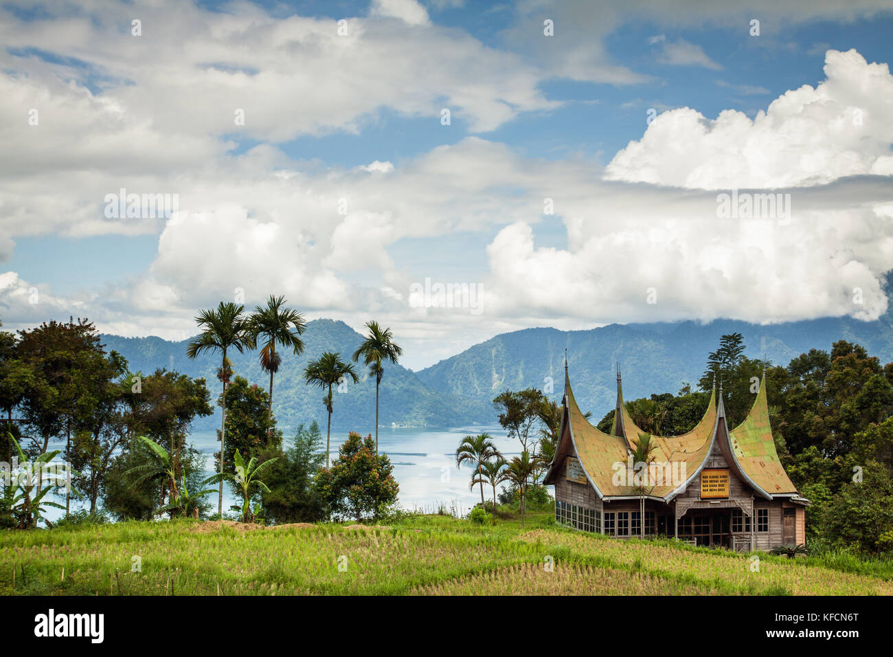 Lake maninjau in Sumatra, Indonesien. schöne und dramatische Landschaft des alten vulkanischen Krater. Berge, Wolken Himmel, minangkabau Gebäude Stockfoto