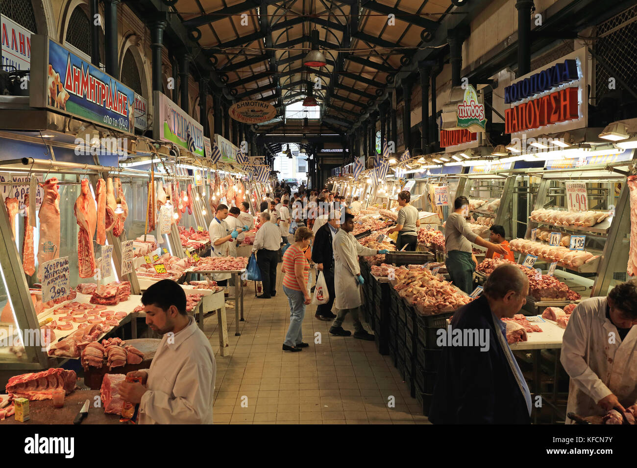 Athen, Griechenland - Mai 04: Metzger und Käufer an zentralen Fleischmarkt in Athen am Mai 04, 2015 frisches Fleisch geht im Markt in Athen, Griechenland. Stockfoto