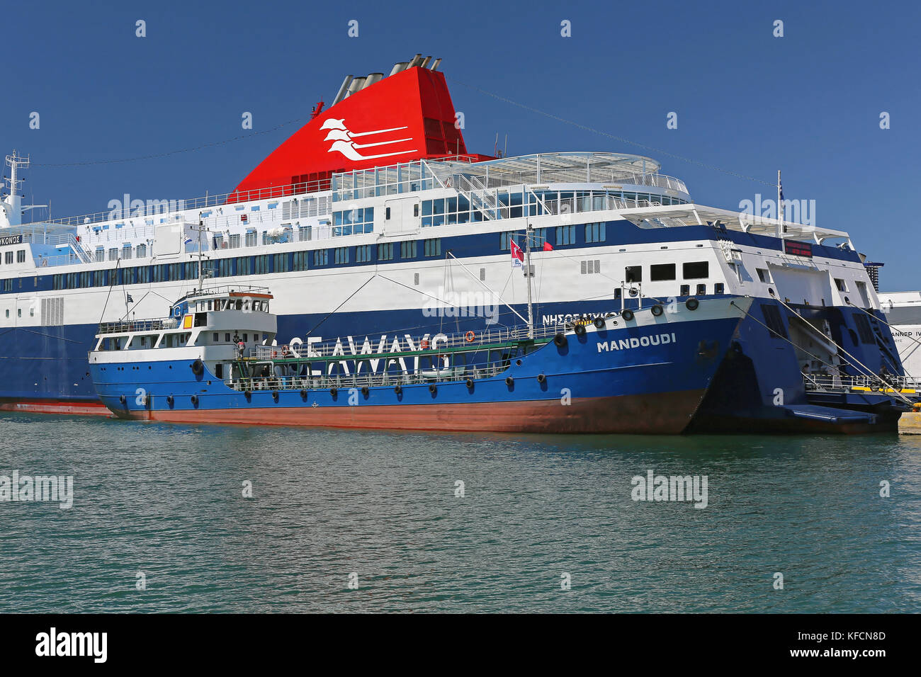 Piräus, Griechenland - Mai 04: Betankung von Schiffen in Piräus am Mai 04, 2015. seaways Fähre Auffüllung mit Kraftstoff aus Eko mandoudi Öltanker im Hafen von Pir Stockfoto