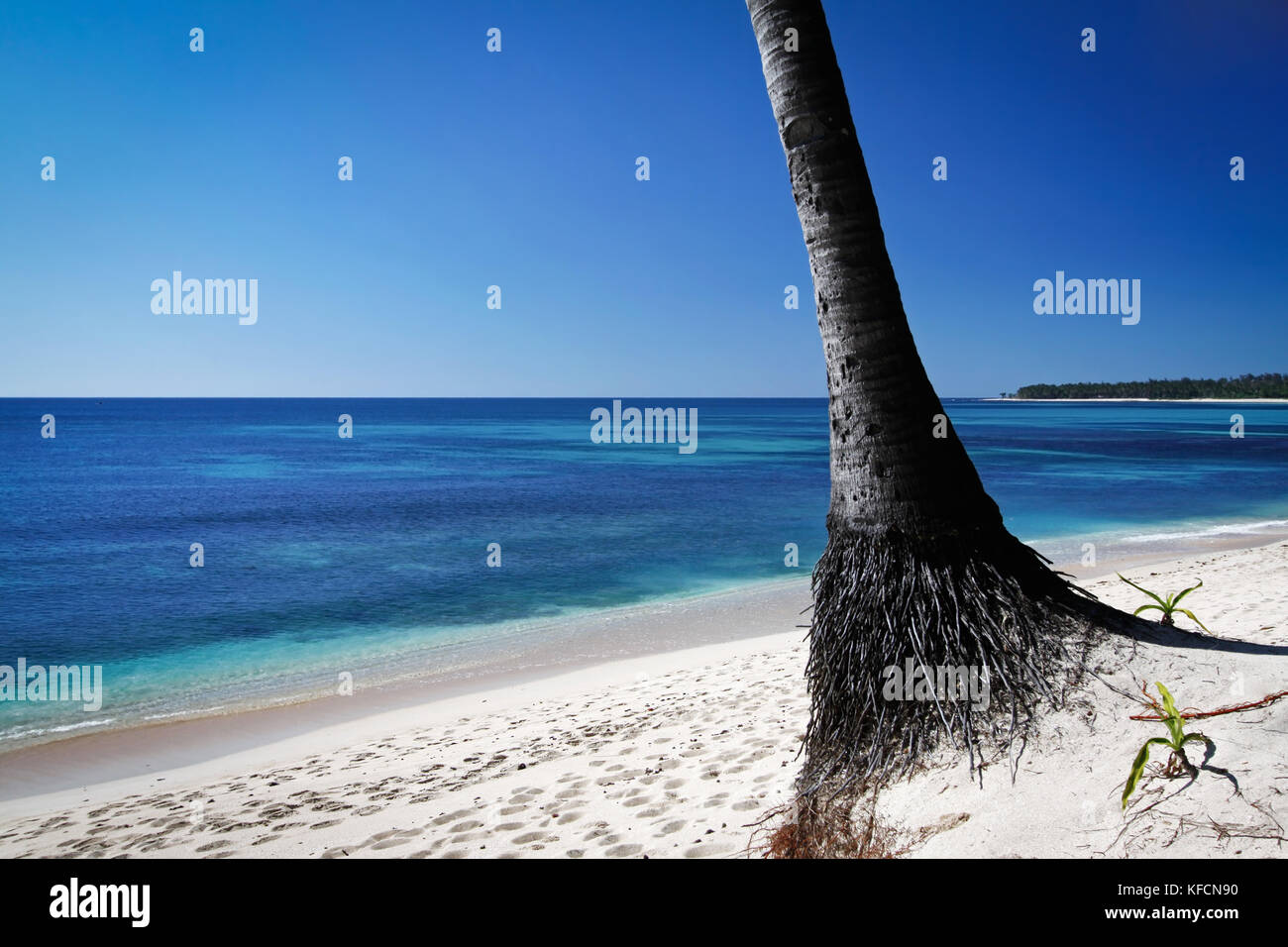 Tiefe blaue Meer und den weißen Sandstrand als saud Strand in Ilocos Norte bekannt Region North Luzon auf den Philippinen. Schöne und idyllische Paradies Stockfoto