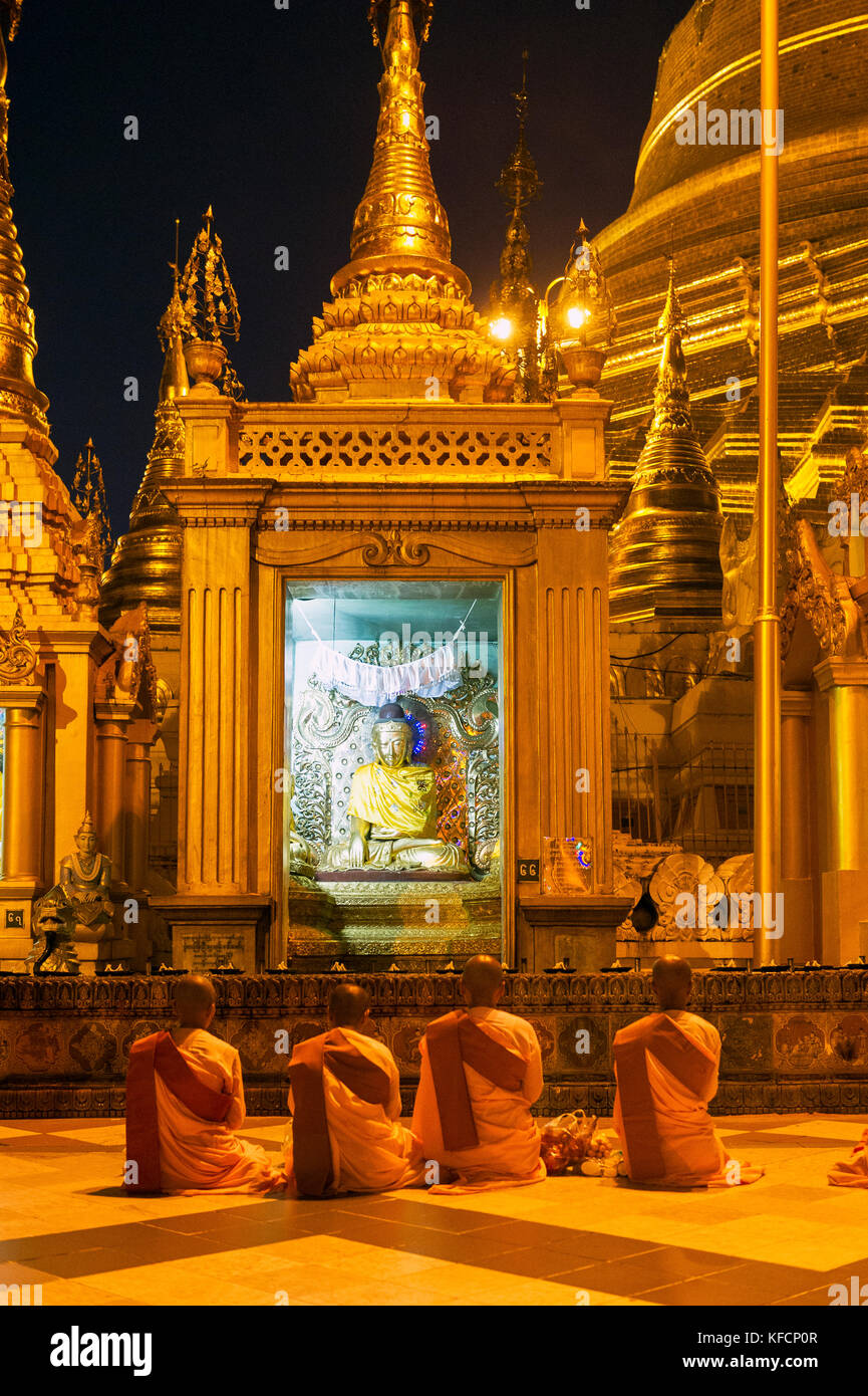 Myanmar (ehemals Burma). Yangon. (Rangun). Nonnen beten in der Shwedagon Pagode. Der buddhistische heilige Ort ist das erste religiöse Zentrum Burmas Stockfoto