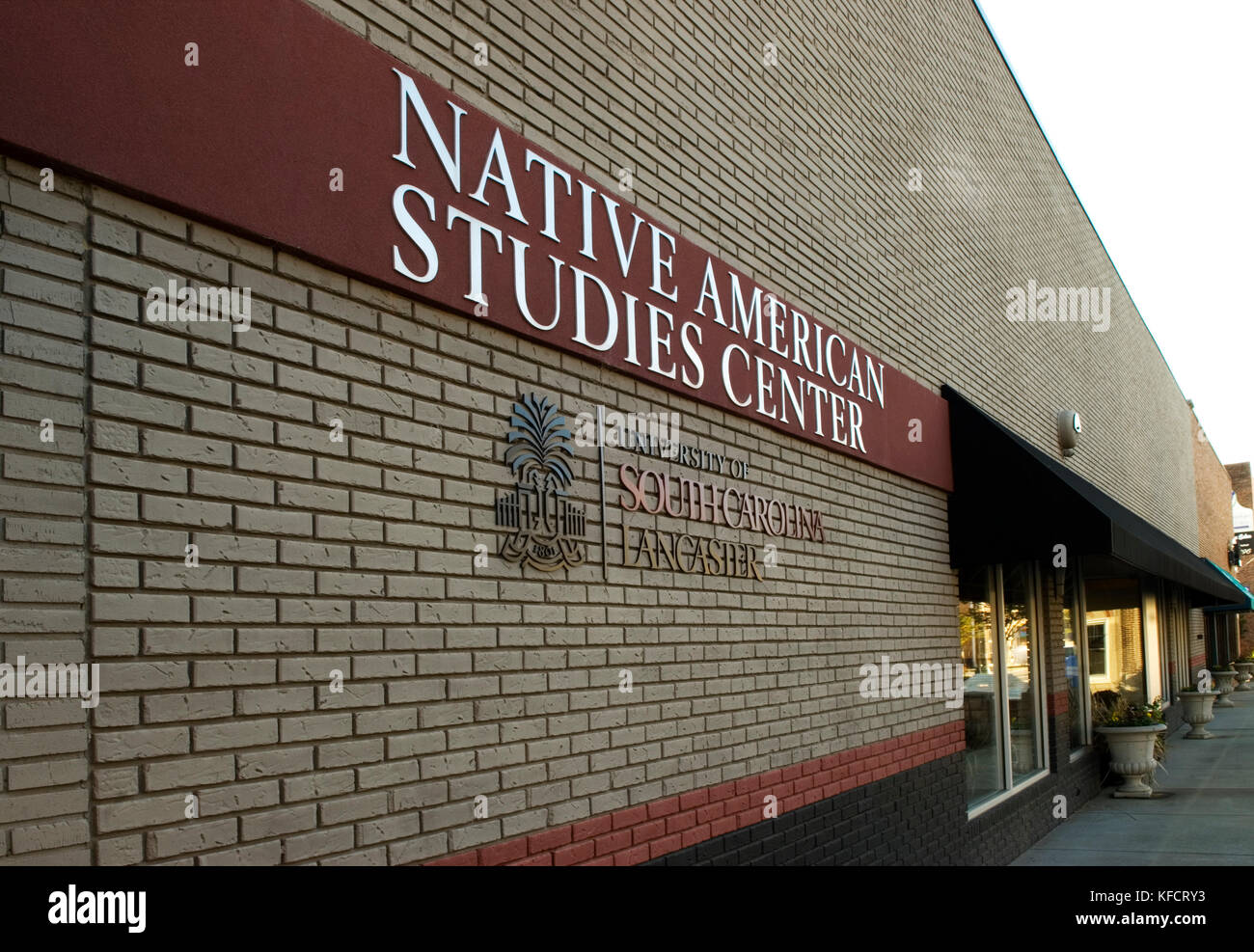 Gebäude Exterieur und Zeichen an Native American Studies Center Lancaster SC, USA. Stockfoto