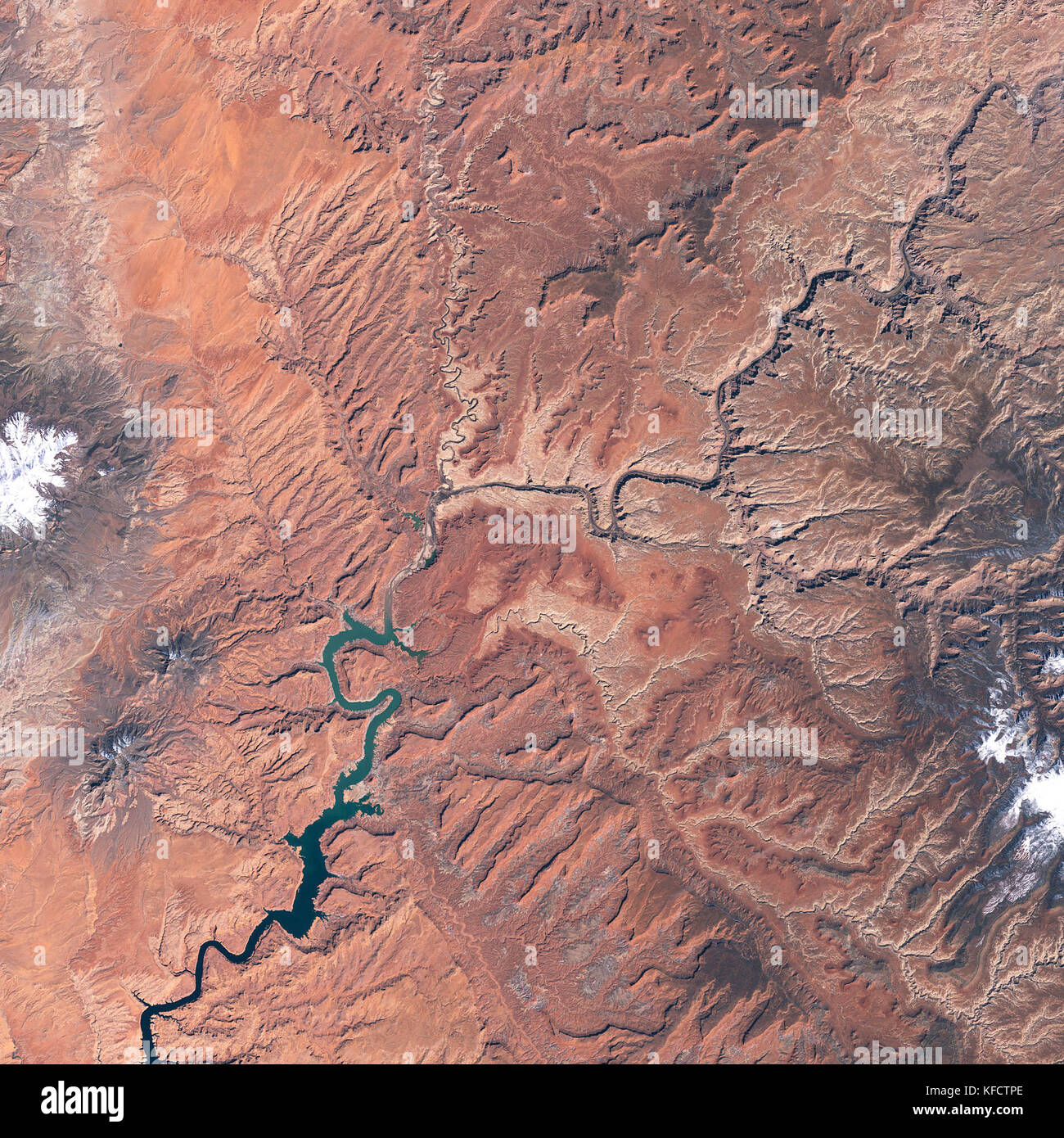 Blick aus dem All: Im südlichen Utah, Colorado River, Arizona's Glen Canyon Dam angehalten, erstellt Lake Powell. Stockfoto