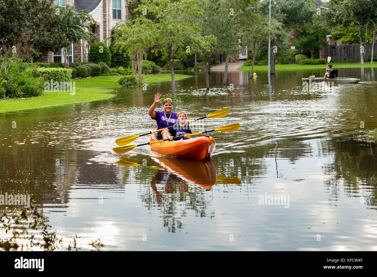 Bewohner von Sienna Plantage, die Kanufahrten in überfluteten Straße. Schwere Regenfälle vom Hurrikan Harvey verursacht viele Bereiche in Houston Vororten überflutet Stockfoto