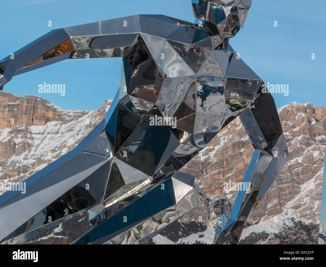 Silber Skifahrer Statue, Skulptur mit Spiegeln und den italienischen Dolomiten Alpen im Hintergrund Stockfoto