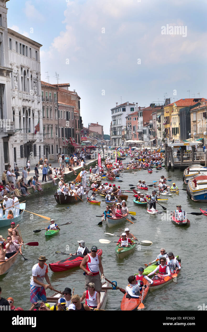 Venedig, Italien - 4. Juni 2017: 43. Ausgabe der vogalonga Rennen. jährliche traditionelle Veranstaltung, die in der venezianischen Lagune. Mannschaften nähert sich der Grand Canal, Stockfoto